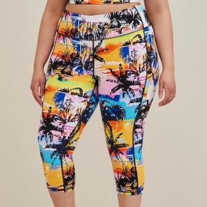 Torrid Sz 5 NWT Performance Core Capri Active Legging With Side Pockets